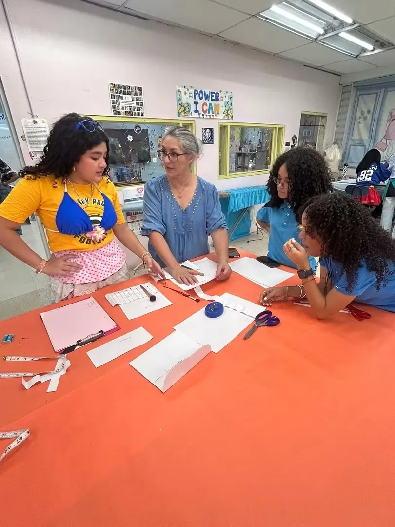 Profa. Lilliam Cordero orientando al estudiantado de Diseño de Alta Moda