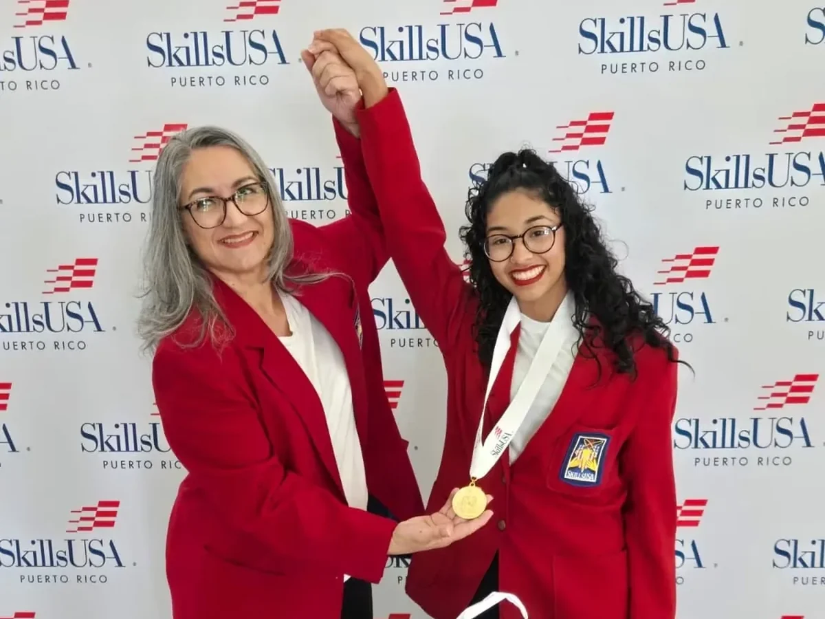 Profa. Lilliam Cordero junto a Yasdierys Hernández, campeona de SkillsUSA