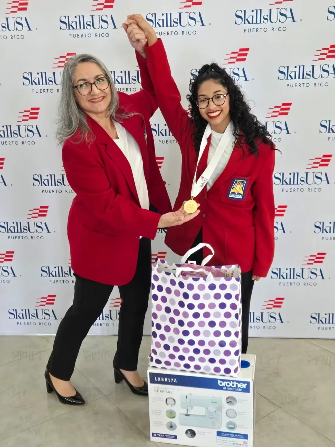 Profa. Lilliam Cordero junto a Yasdierys Hernández con su medalla de oro
