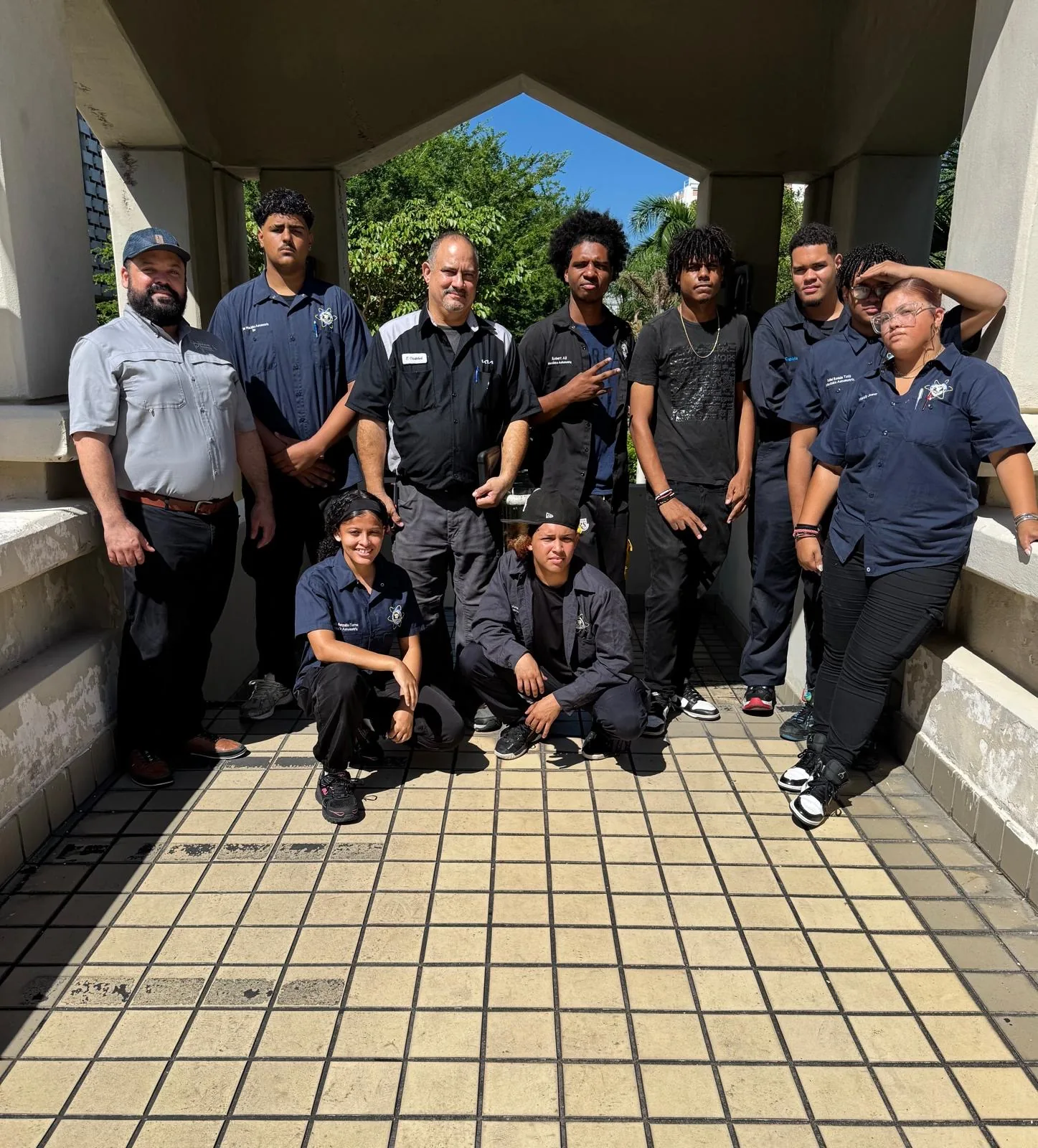 Prof. Eligio Cristóbal junto a estudiantes de Tecnología Automotriz