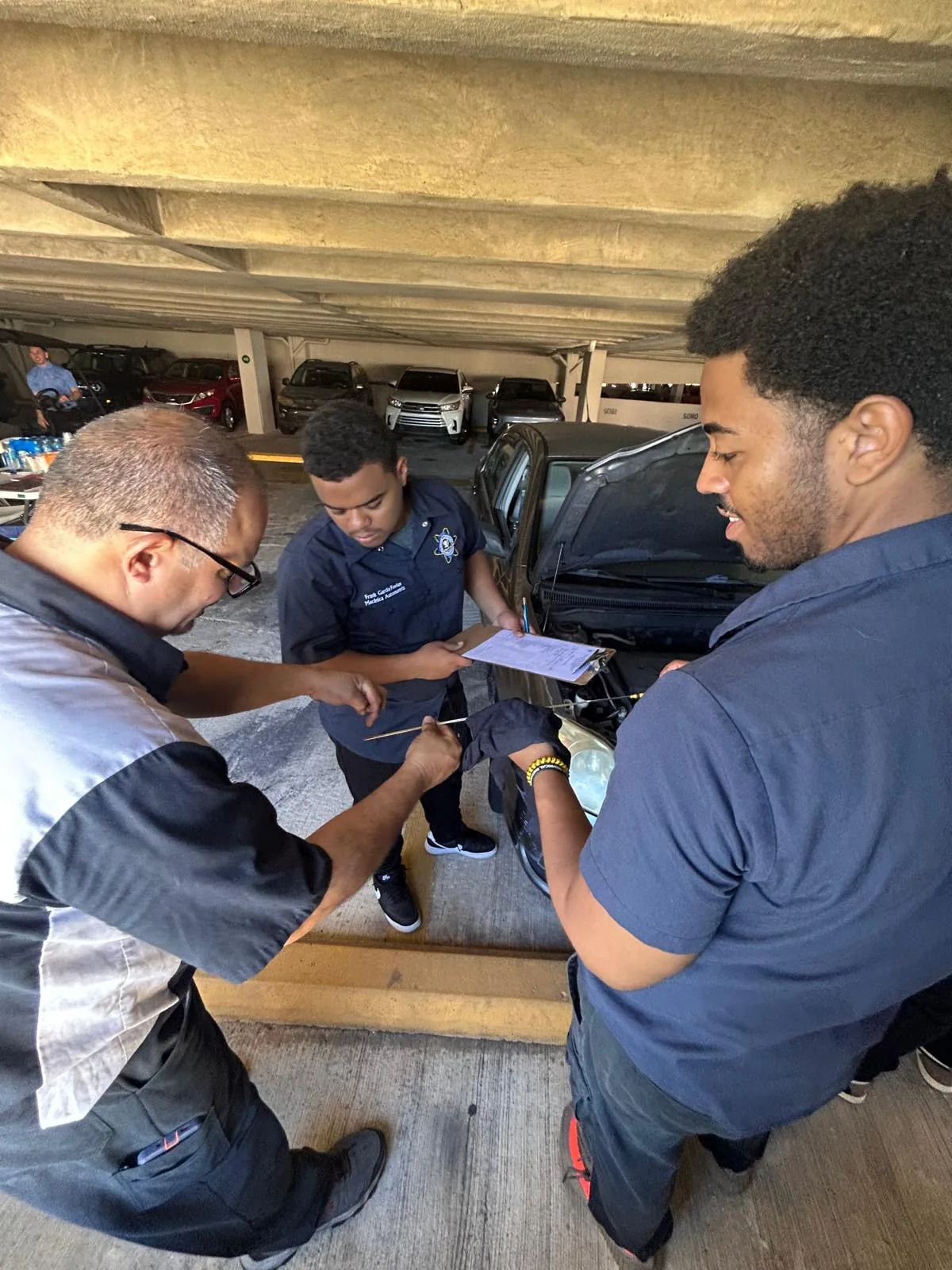Estudiantes realizando una práctica de diagnóstico automotriz