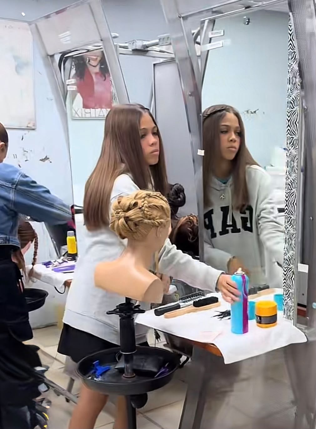 Estudiantes de Cosmetología Básica