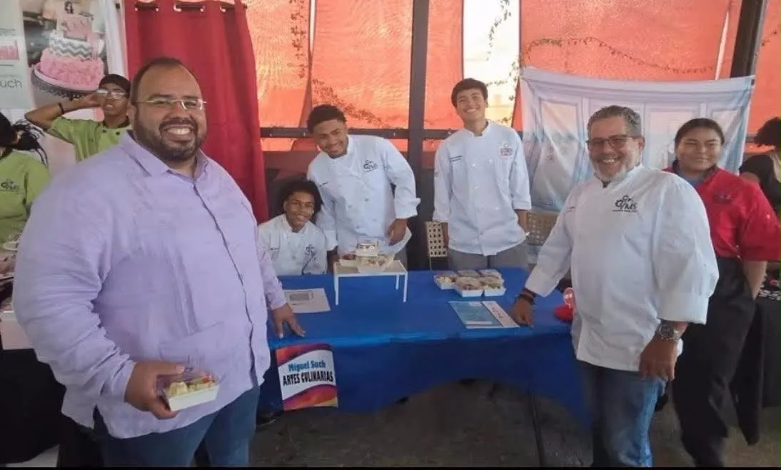 Prof. Erasmo Rodríguez junto a estudiantes de Artes Culinarias