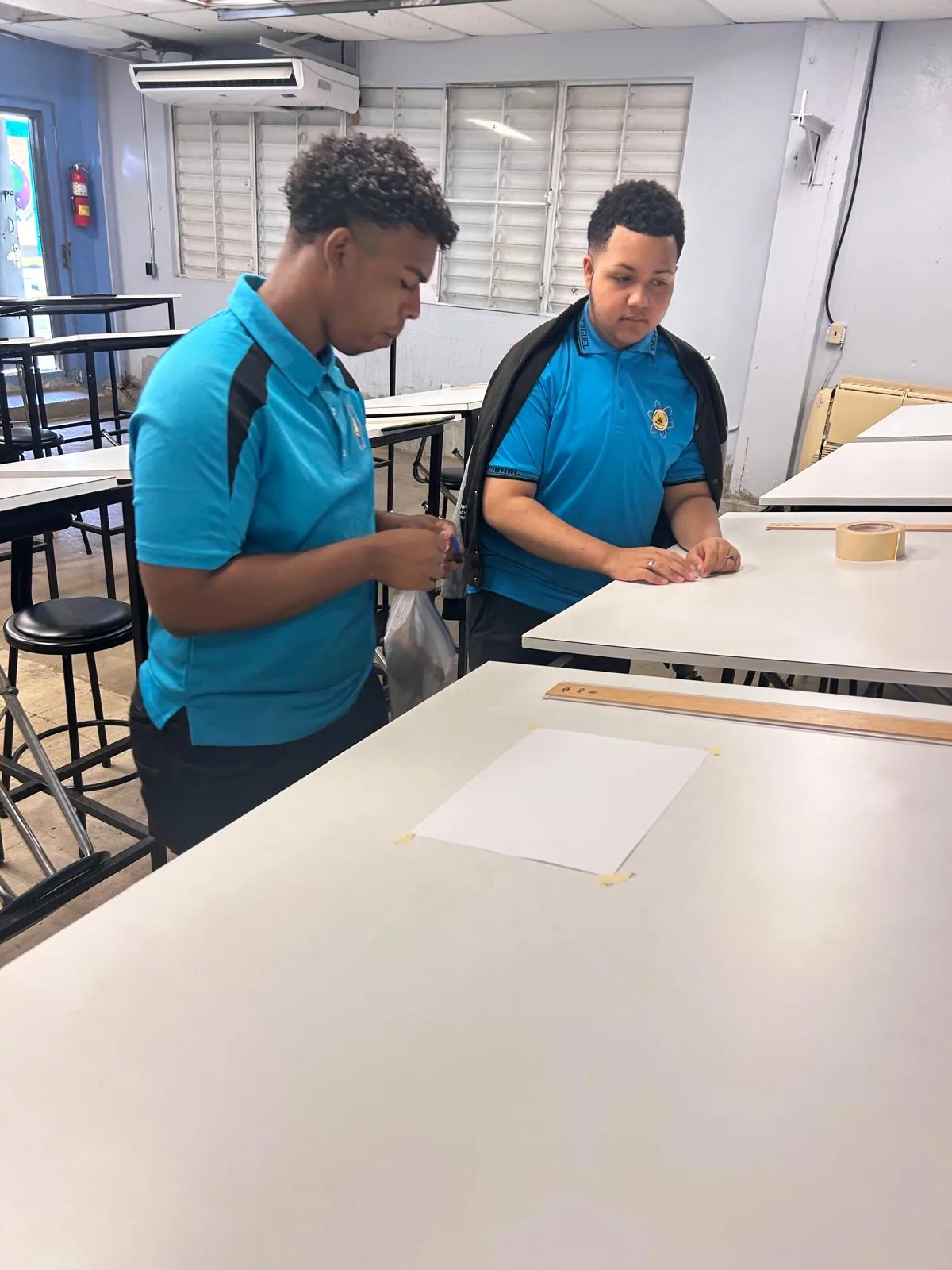 Estudiantes preparando una práctica de dibujo técnico
