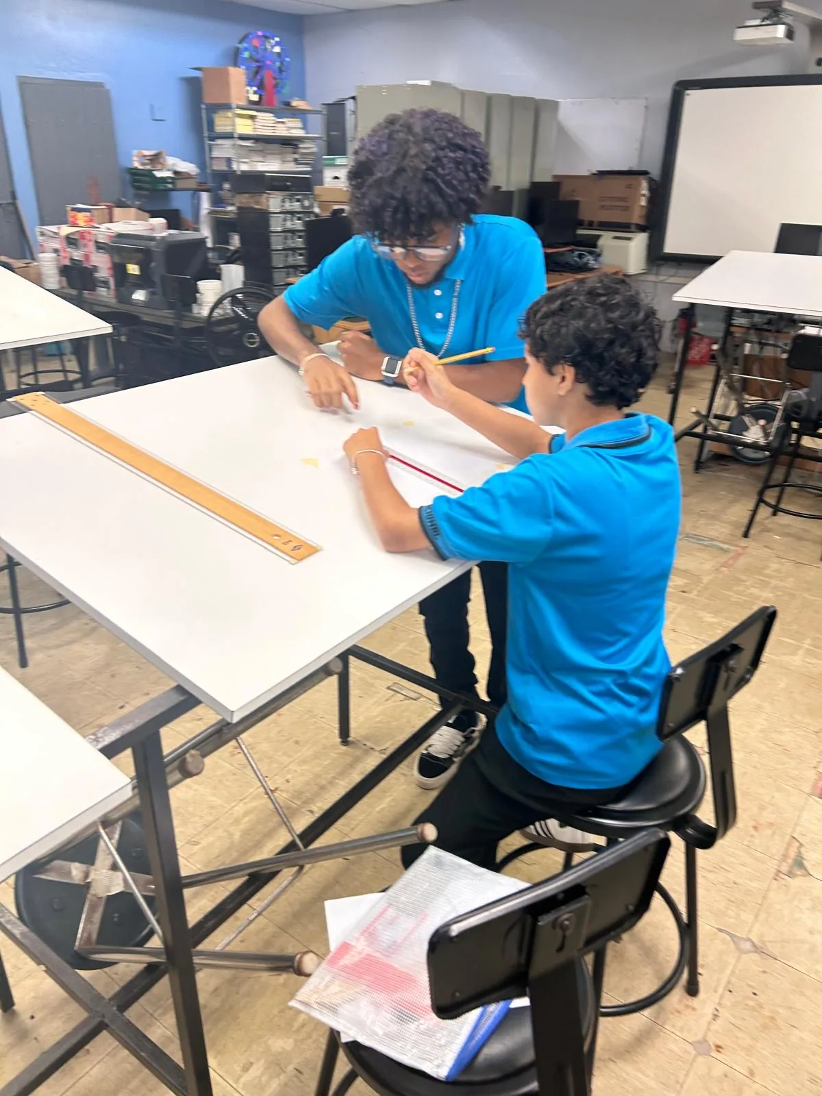 Estudiantes realizando una práctica de dibujo técnico
