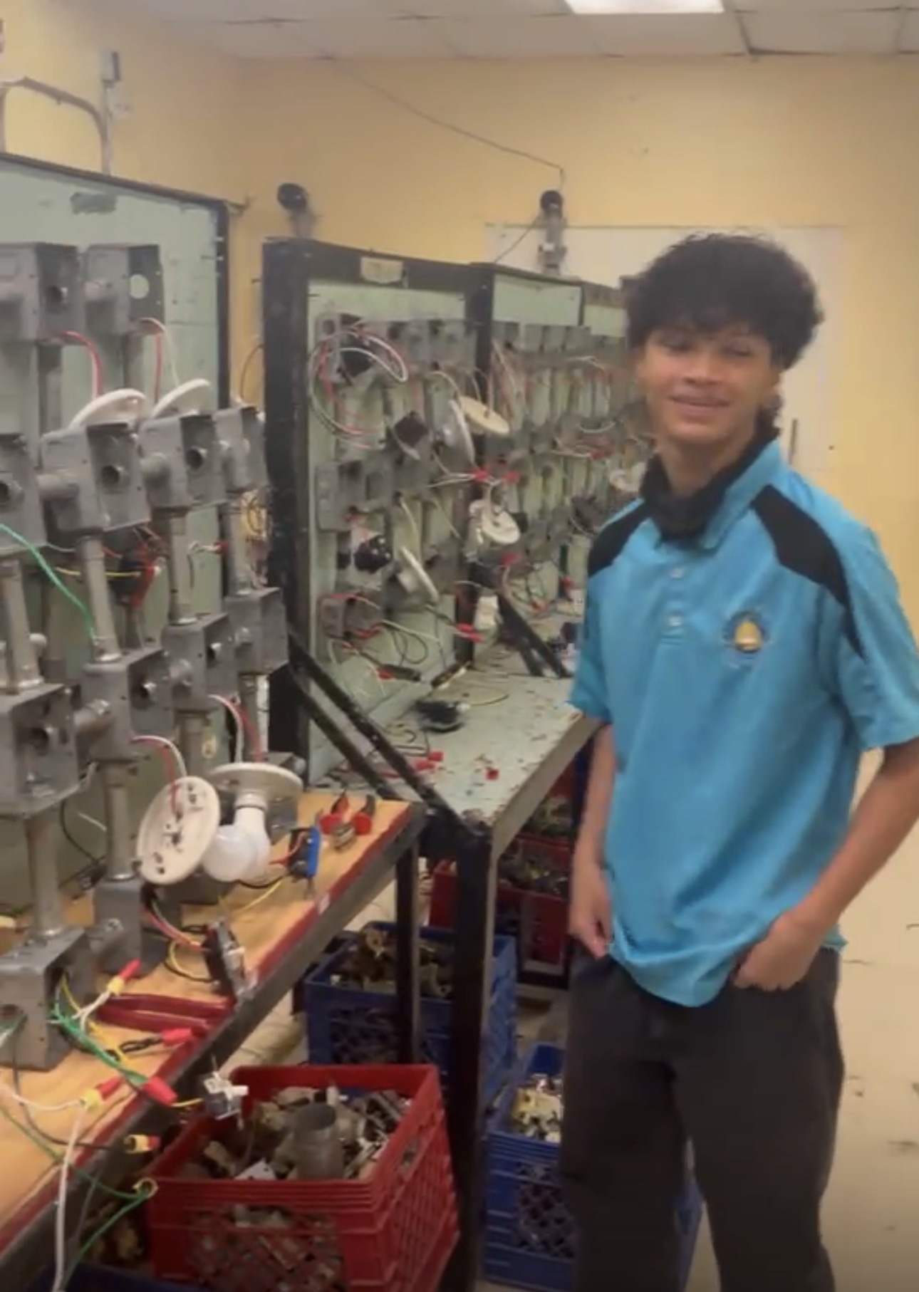 Estudiante del taller de Electricidad con PLC y Energía Renovable