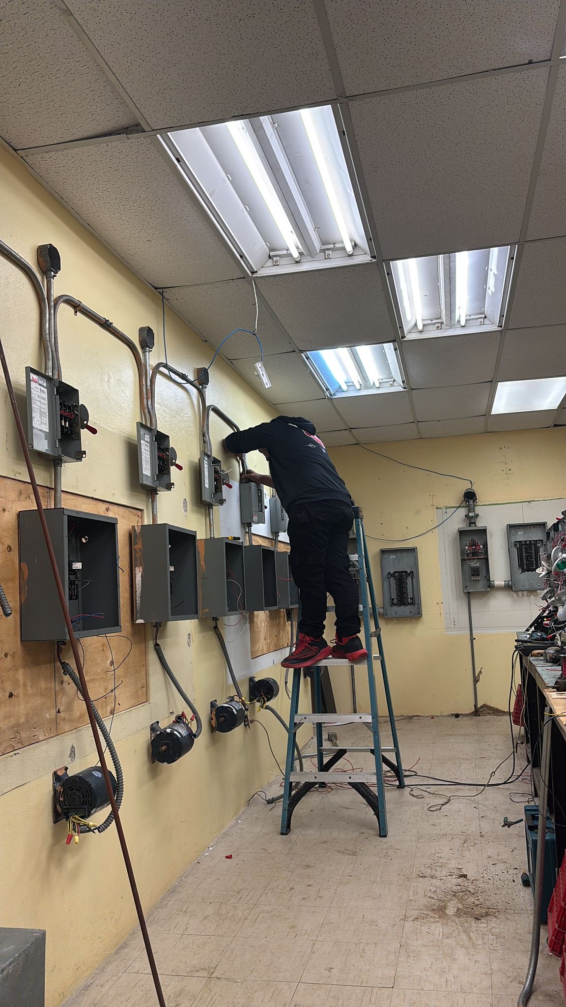Práctica de instalación eléctrica con supervisión en el laboratorio