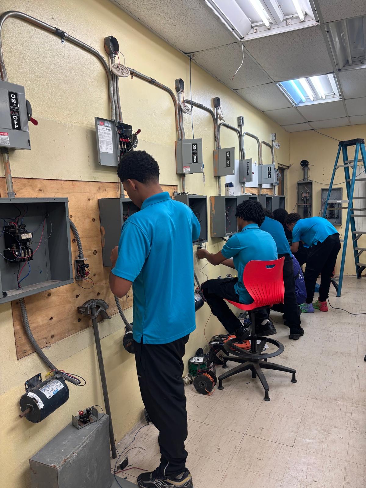Práctica en el laboratorio de Electricidad con PLC y Energía Renovable