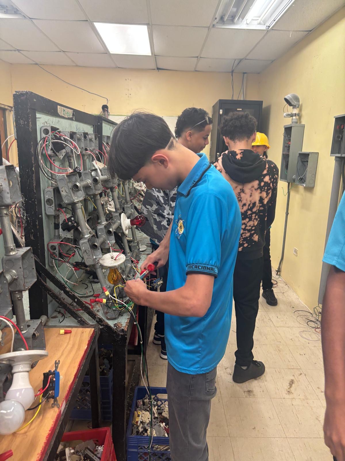 Práctica de cableado y conexiones eléctricas en el taller