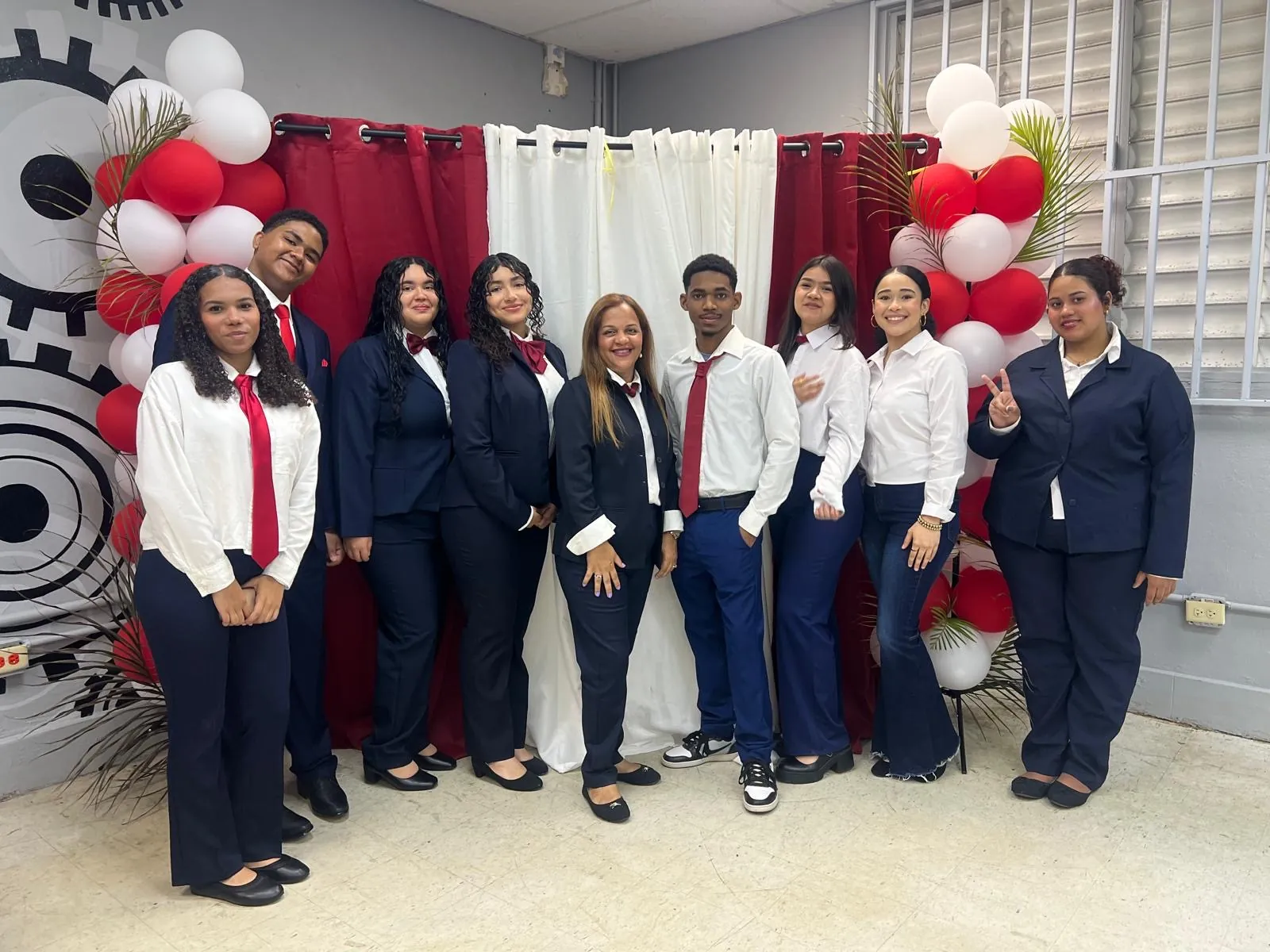 Profa. Yokasta Guzmán junto al estudiantado de Enfermería Práctica