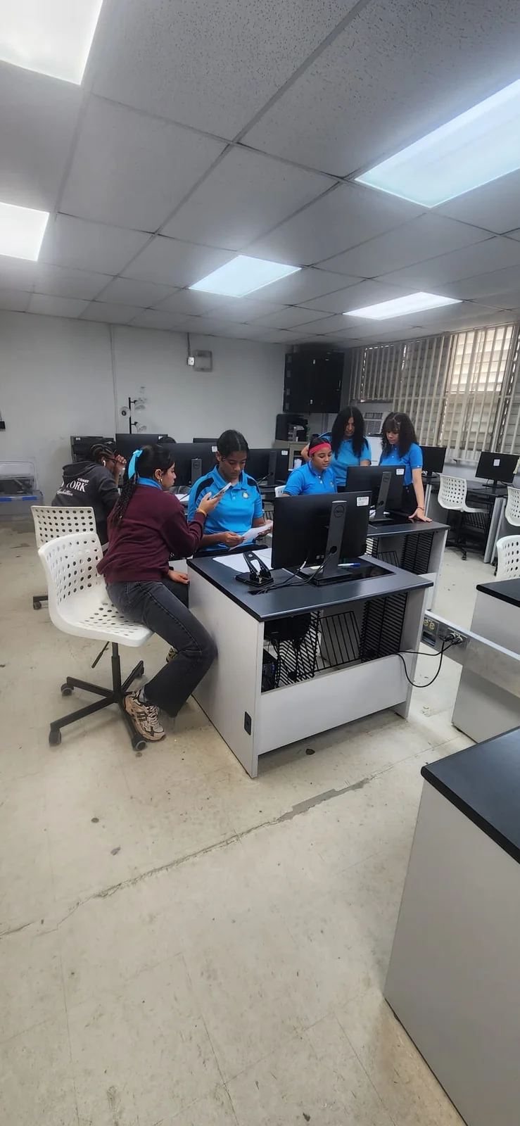 Estudiantes trabajando en el laboratorio de Facturación Médica