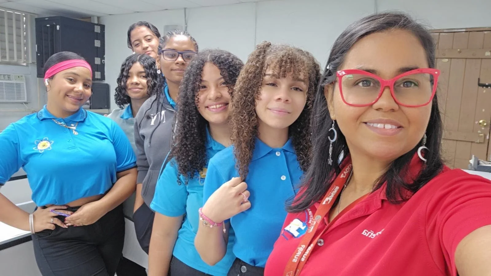 Profa. Damaris Peña junto a estudiantes del programa