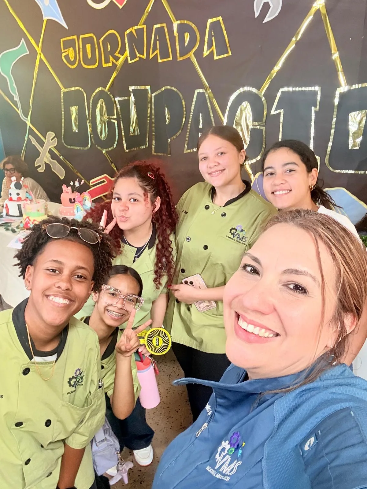 Profa. Yairelys Lugo junto a estudiantes de Panadería y Repostería Internacional