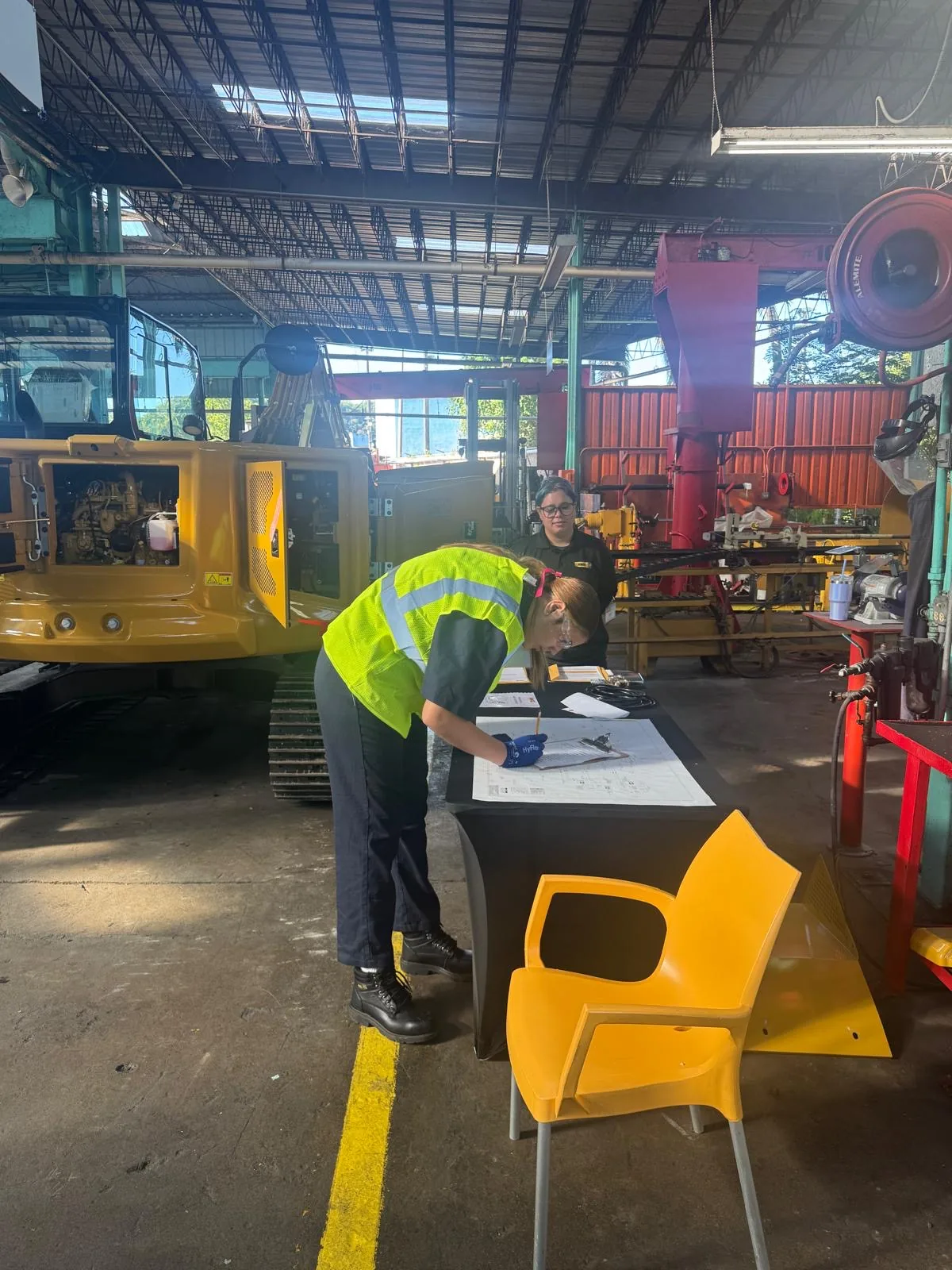 Estudiante practicando Corte y Soldadura Estructural
